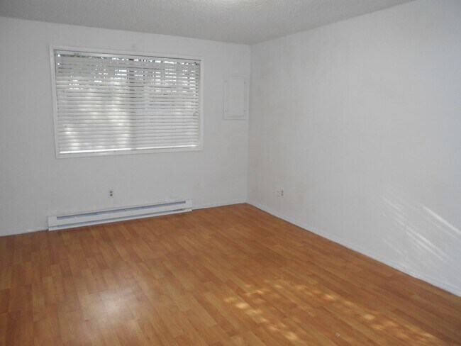 Building Photo - Spacious Two Bedroom in the heart of the H...