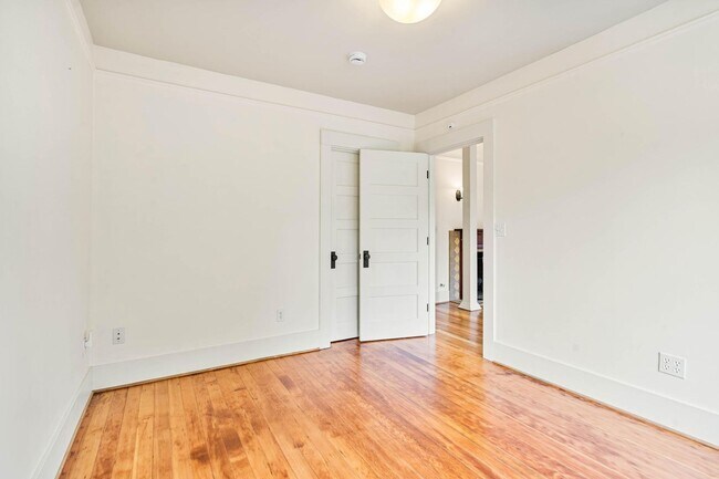 Building Photo - $300 off 1st month! Beautiful 2-bdrm/1-bat...