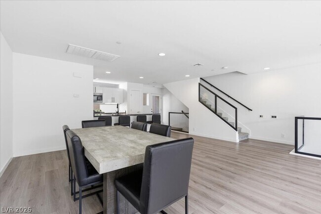 Building Photo - 250 Tower St