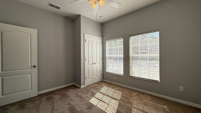 Building Photo - Spacious 4-Bed, 3-Bath End Unit Townhome w...