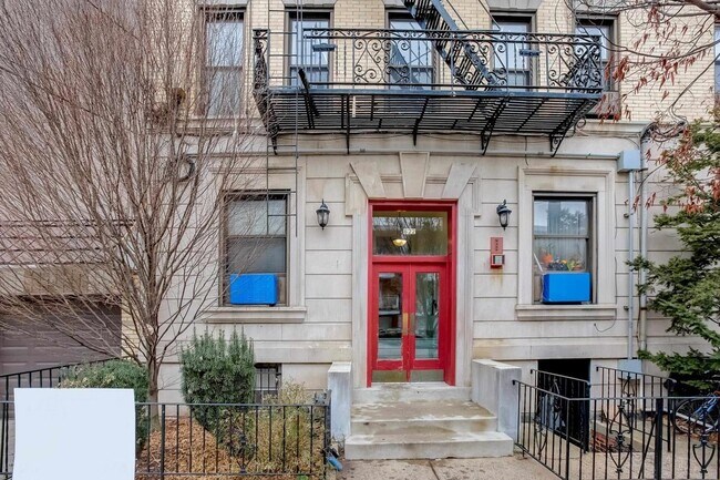 Building Photo - 622 Park Ave