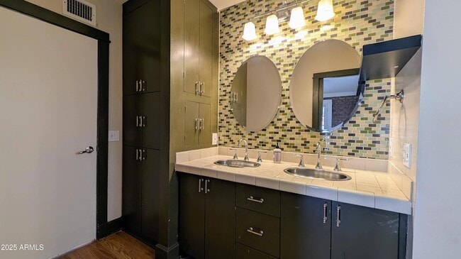 Building Photo - 918 E Whitton Ave