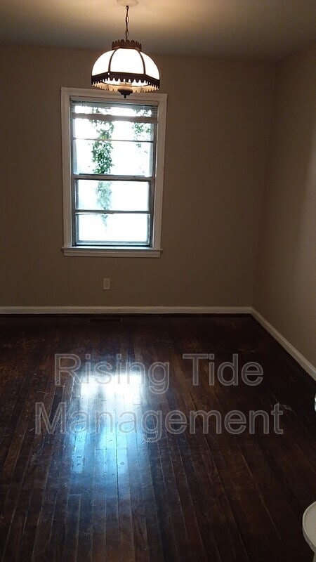Building Photo - 1636 8th Ct W