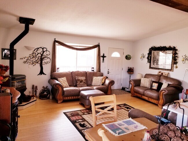 Building Photo - 6 Meadowlark Sq