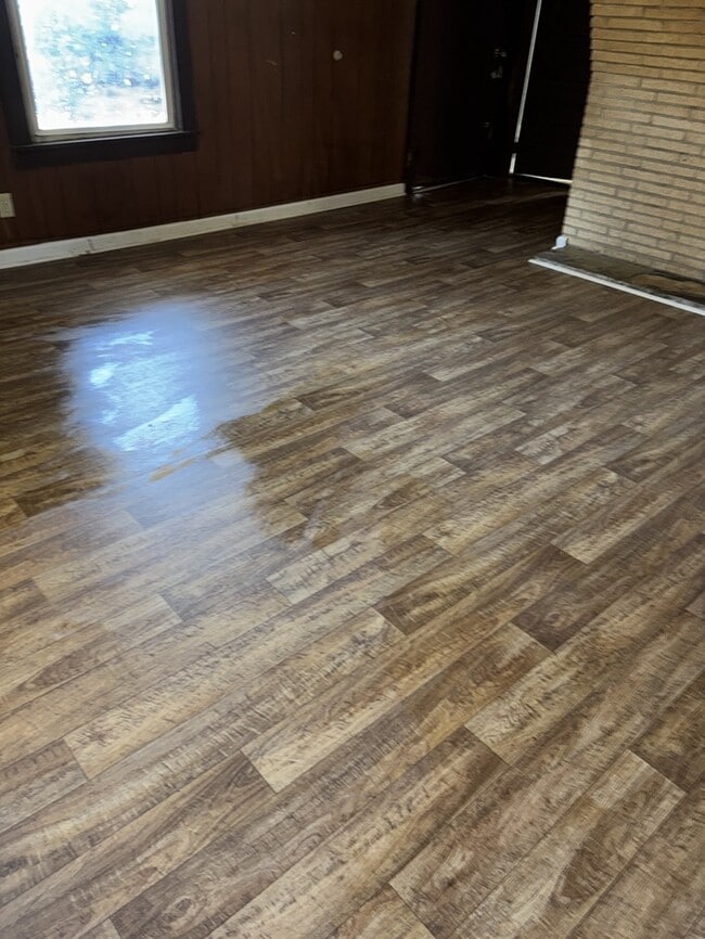 Building Photo - 3 Bedroom 1 Bathroom