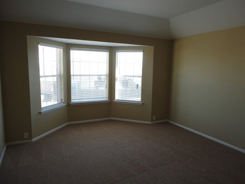 Building Photo - 2525 Carolina Dr
