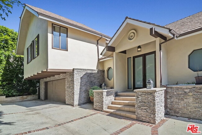 Building Photo - 1478 Sunset Plaza Dr