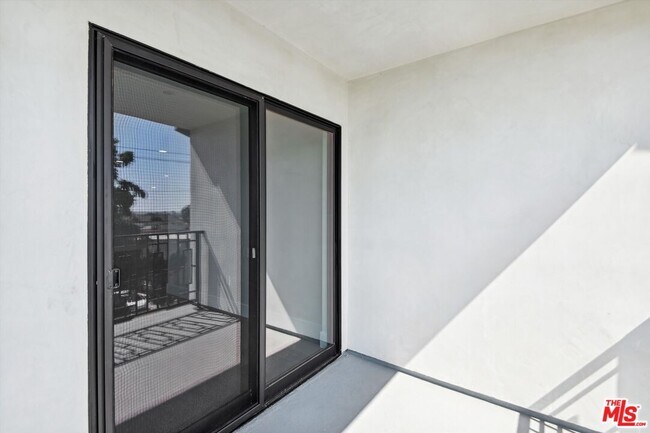 Building Photo - 819 E La Palma Dr