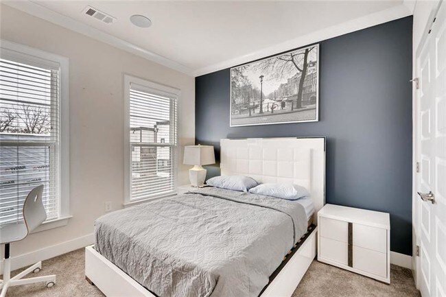 Building Photo - 860 Stonehill Ln NE
