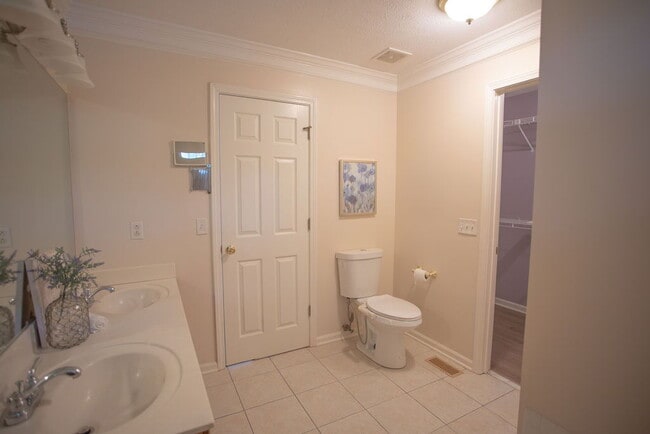Building Photo - "Charming 4-Bedroom Retreat with Guest Suite & 3 Baths in Murfreesboro!"