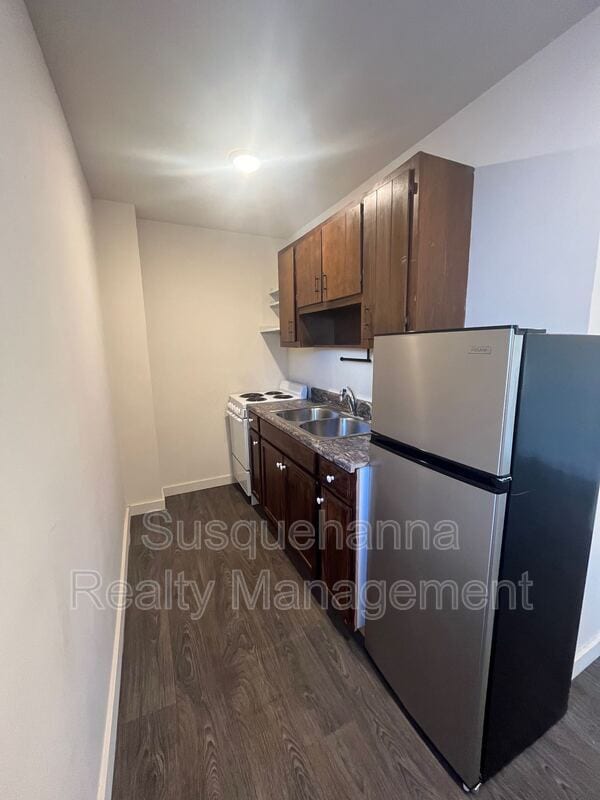 Building Photo - 122 N Center St