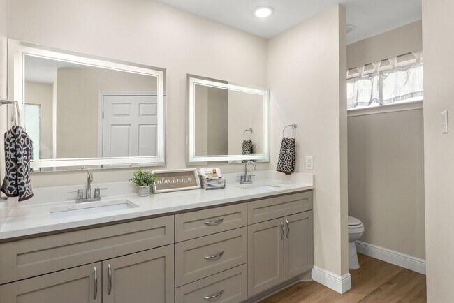 Building Photo - 3803 Redbud Dr