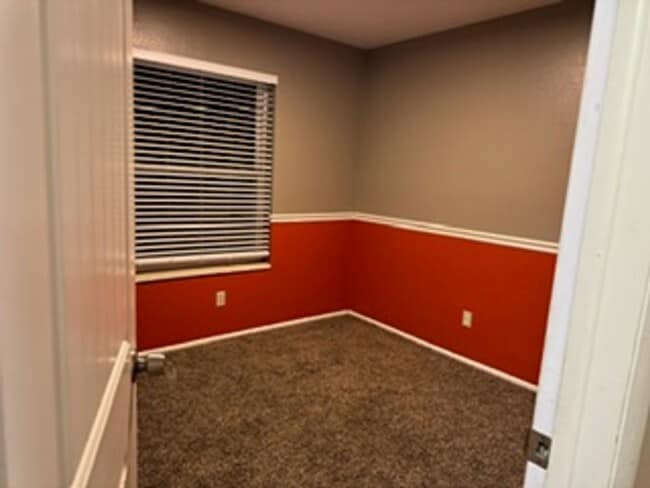 Building Photo - Spacious home