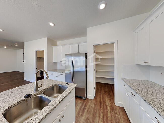 Building Photo - 2320 E Wild Horse Way