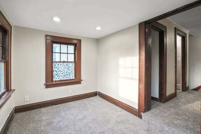 Building Photo - 3 BED 2 FULL BATH W/ OFFICE - AVAILABLE NOW