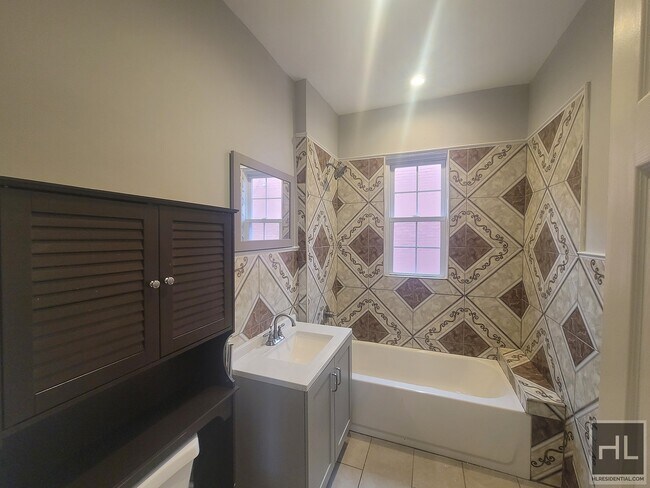 Building Photo - Rooms-For-Rent in Prime East Flatbush