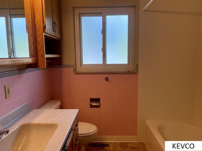 Building Photo - Spacious Home in Campus West!