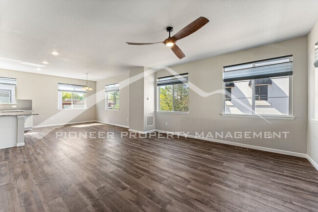 Building Photo - Gorgeous Townhouse with Washer/Dryer and C...