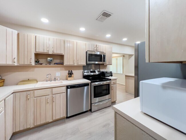 Building Photo - 37 Stratford Ln W