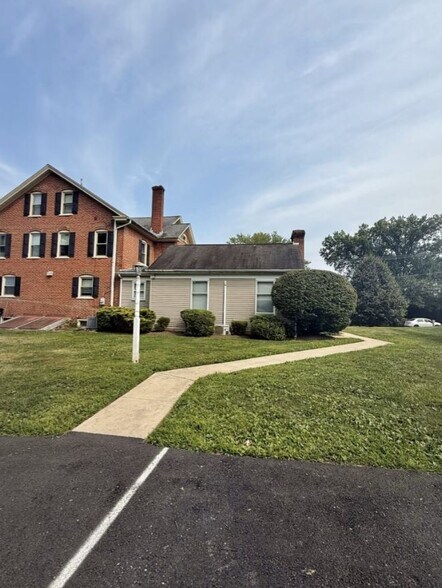 Building Photo - 405 Maple Ave