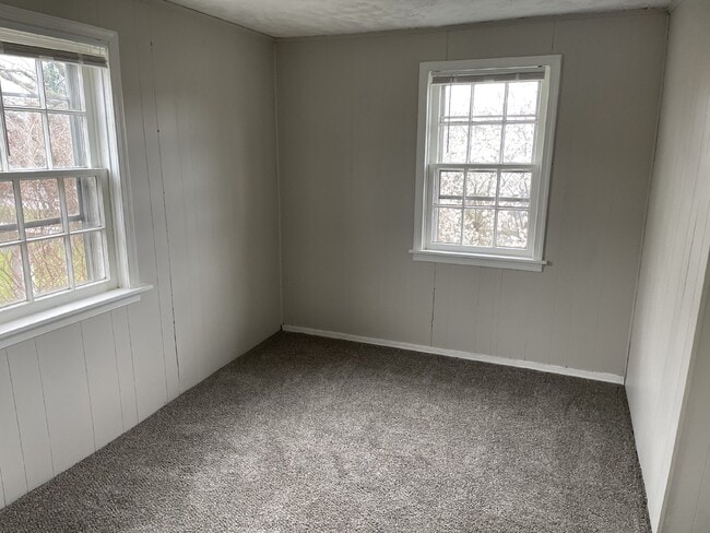 Building Photo - "Charming 3-Bed Home with 1.5 Baths in Fro...