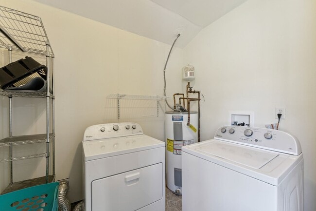 Building Photo - AVAILABLE NOW! (Pet Friendly)