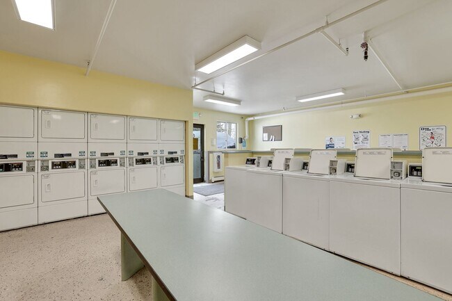 Building Photo - FREE MONTH RENT w/ 1 Year Lease - 3rd floo...