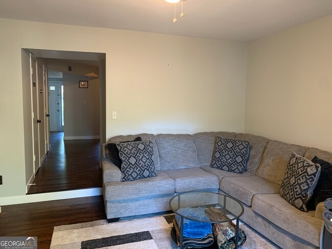 Building Photo - 2032 Powers Ferry Trce SE