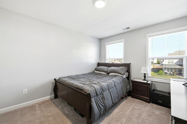 Building Photo - This beautiful - like new, energy efficient home in Grayson Park!