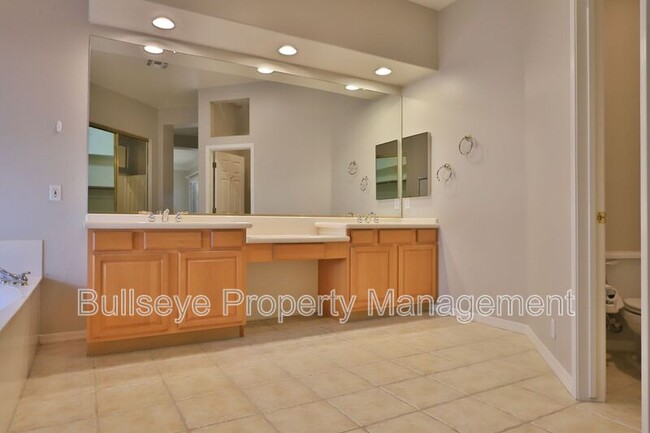 Building Photo - 1550 N Robin Ln