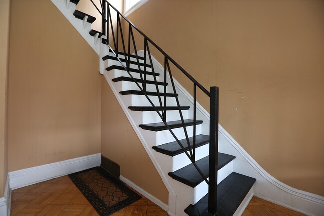 Building Photo - 745 University Ave