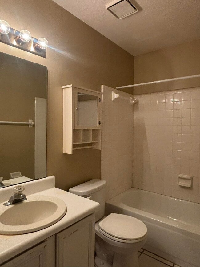 Building Photo - 447 Richview Park Cir W