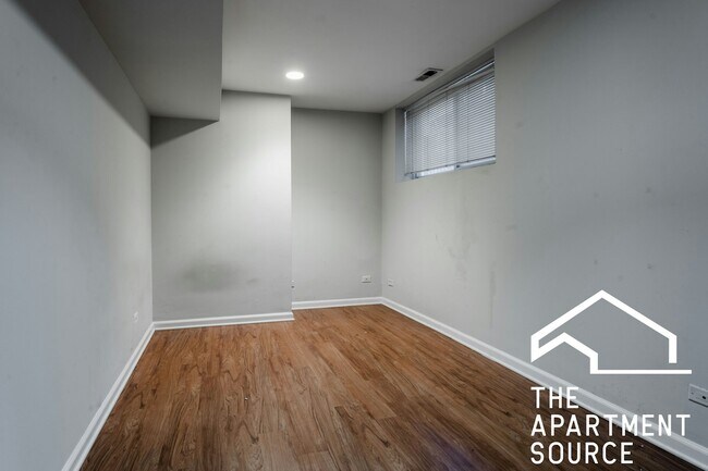 Building Photo - 3216 N Racine Ave