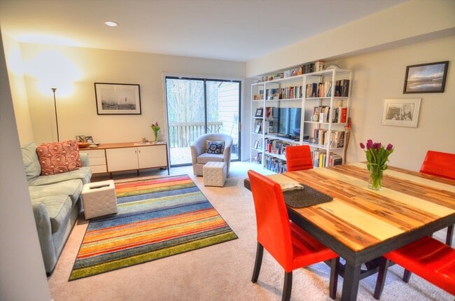 Building Photo - Rare End-Unit Townhome in Carrboro with Beautiful Updates! Available Early July!