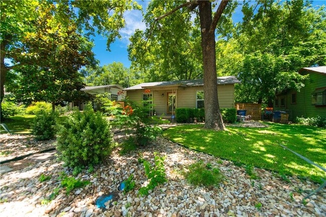 Building Photo - 906 E 53rd St