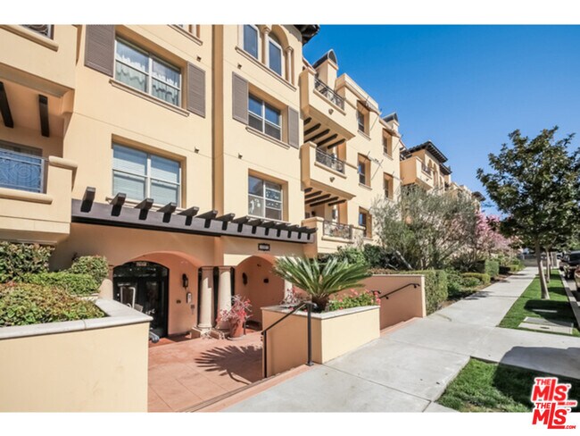 Building Photo - 5037 Rosewood Ave