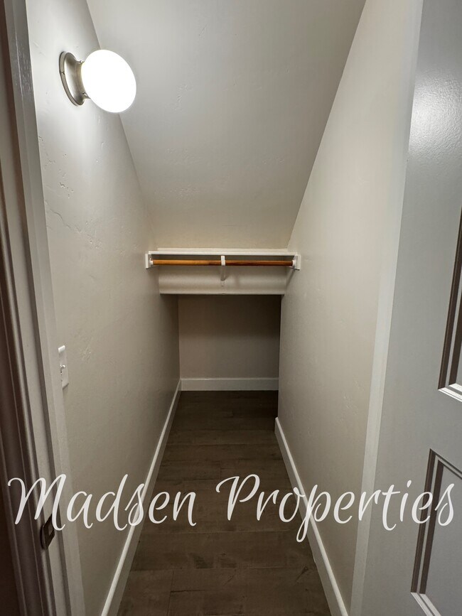 Building Photo - 2127 Hewitt Ave