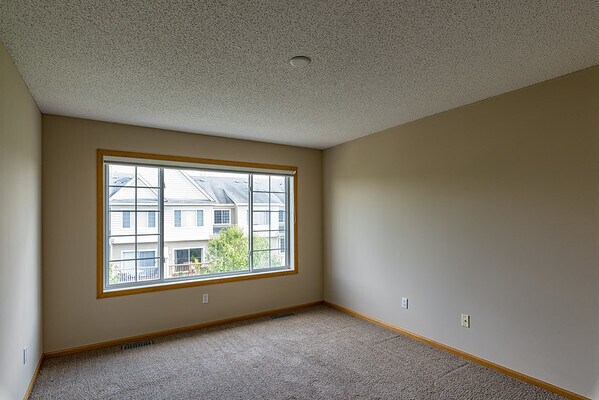 Building Photo - Like New 2 Bed/2 Bath Townhome With Amenit...