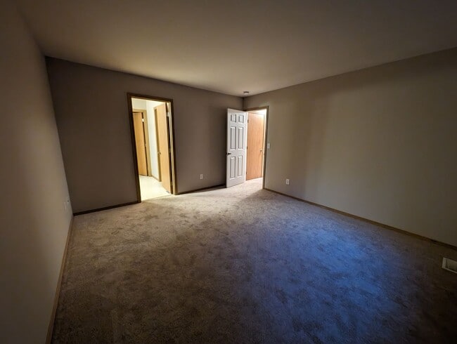 Building Photo - Illahee Home with a View and Two Primary Suites