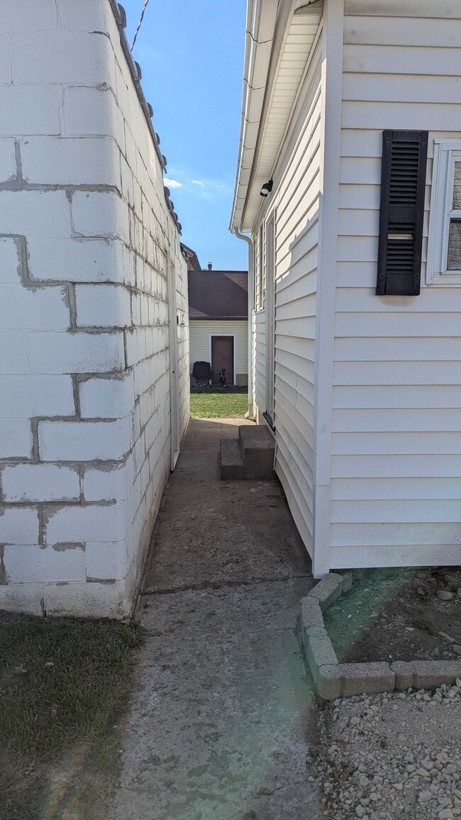 Building Photo - 305 Plummer St