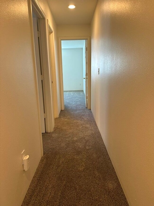 Building Photo - 2 Bedroom Townhouse