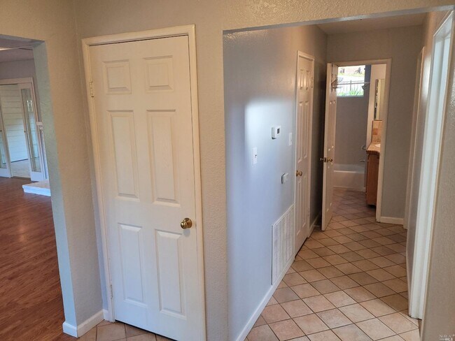 Building Photo - 848 Acalanes Rd