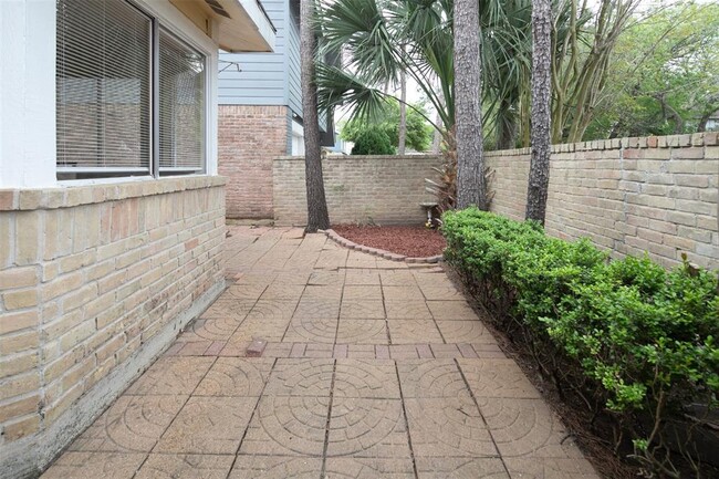 Building Photo - 10619 Chapel Hill Dr