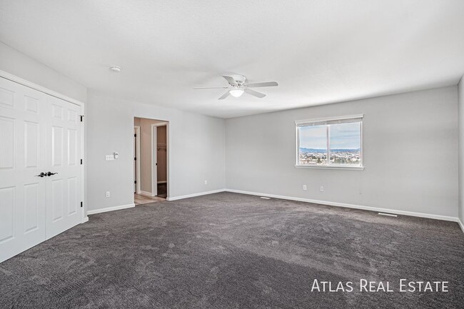 Building Photo - Updated Townhome with Amazing Views - Back...