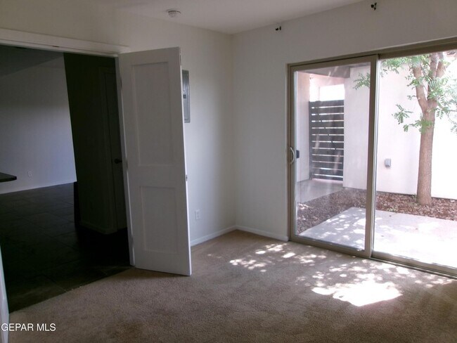 Building Photo - 4200 Camelot Heights Dr