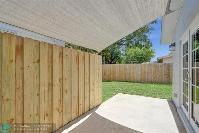 Building Photo - 802 SW 12th Ct