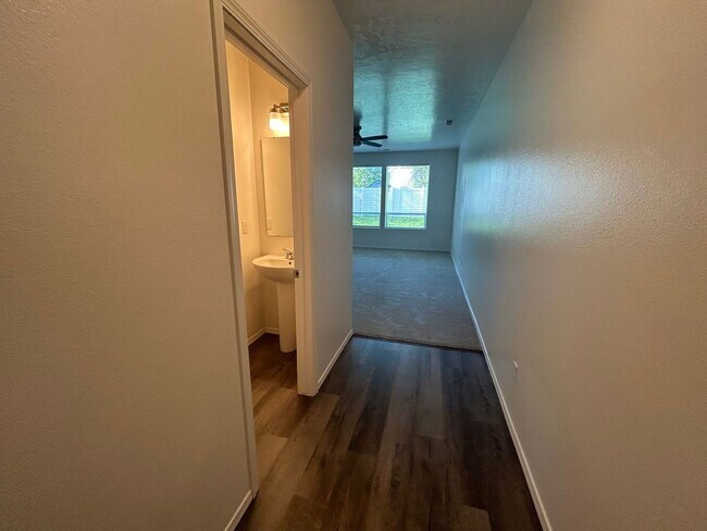 Building Photo - 3 Bedroom plus Loft For Rent! Victory Sout...