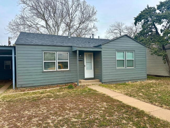 Building Photo - Charming 3/1 for Summer 2025 PreLease!