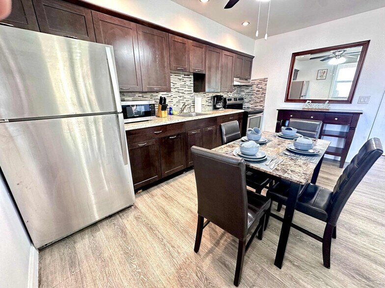 Building Photo - 324 Van Buren St