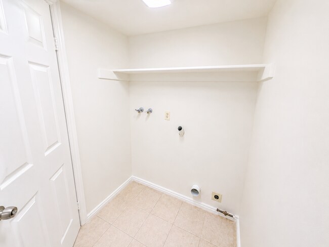 Building Photo - Spacious 5-Bedroom Sandy Home with Large Fenced Yard
